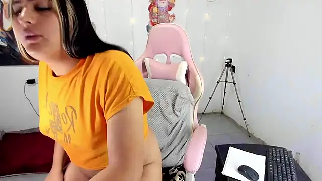 blonde girl01 online show from December 15, 4:33 pm