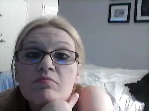 Snapshot of MickeysMallory9787 chatting on February 3, 12:31 am MickeysMallory9787 online show from February 3, 12:31 am