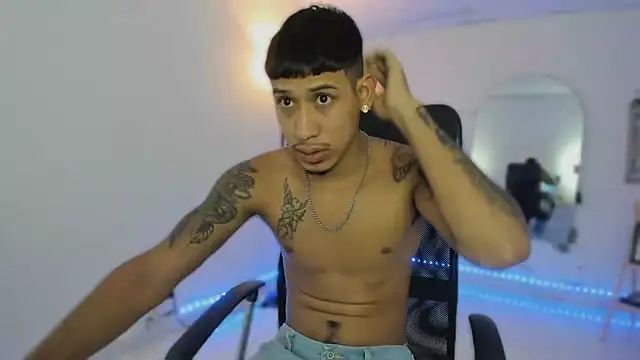 Snapshot of slim_master12 chatting on December 17, 9:32 pm slim master12 online show from December 17, 9:32 pm