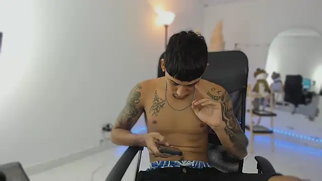 Snapshot of slim_master12 chatting on December 18, 11:44 pm slim master12 online show from December 18, 11:44 pm