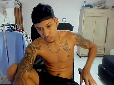 Snapshot of slim_master12 chatting on December 21, 1:57 am slim master12 online show from December 21, 1:57 am