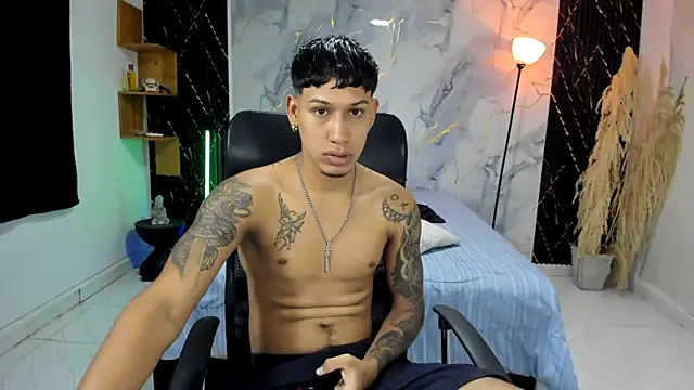 Snapshot of slim_master12 chatting on May 6, 11:32 pm slim master12 online show from May 6, 11:32 pm
