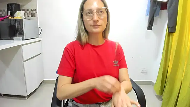 Snapshot of Adele_johnsonn1 chatting on December 13, 8:47 pm Adele johnsonn1 online show from December 13, 8:47 pm