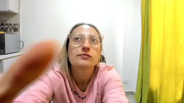 Snapshot of Adele_johnsonn1 chatting on December 17, 6:31 pm Adele johnsonn1 online show from December 17, 6:31 pm