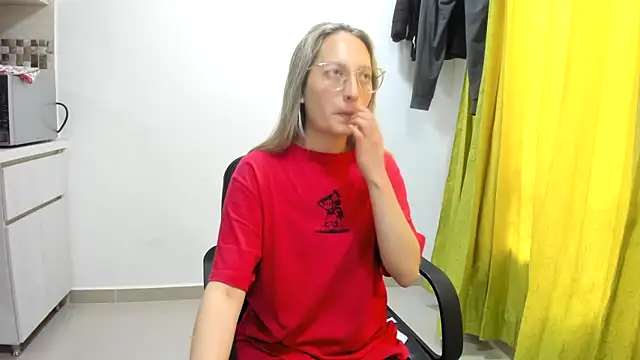 Snapshot of Adele_johnsonn1 chatting on December 18, 3:44 pm Adele johnsonn1 online show from December 18, 3:44 pm