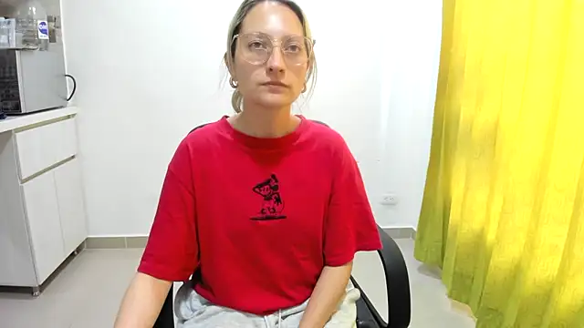 Snapshot of Adele_johnsonn1 chatting on December 29, 4:40 pm Adele johnsonn1 online show from December 29, 4:40 pm