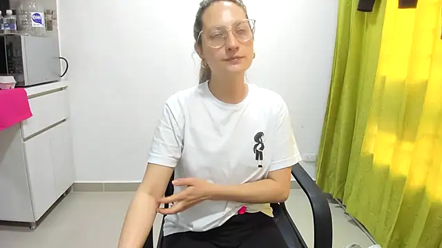 Snapshot of Adele_johnsonn1 chatting on January 17, 3:00 pm Adele johnsonn1 online show from January 17, 3:00 pm