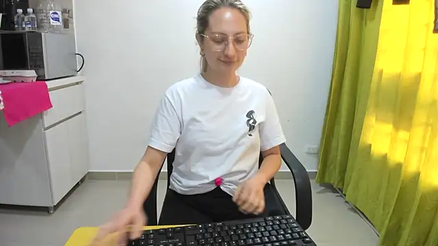 Snapshot of Adele_johnsonn1 chatting on January 17, 6:02 pm Adele johnsonn1 online show from January 17, 6:02 pm