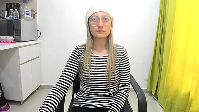 Snapshot of Adele_johnsonn1 chatting on January 23, 6:35 pm Adele johnsonn1 online show from January 23, 6:35 pm