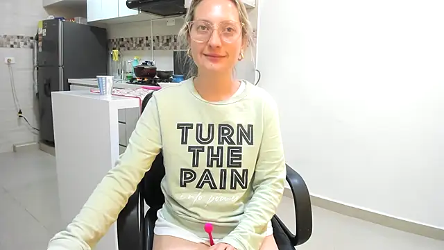 Snapshot of Adele_johnsonn1 chatting on February 6, 6:46 pm Adele johnsonn1 online show from February 6, 6:46 pm