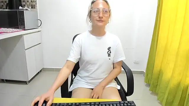 Snapshot of Adele_johnsonn1 chatting on February 28, 7:46 pm Adele johnsonn1 online show from February 28, 7:46 pm