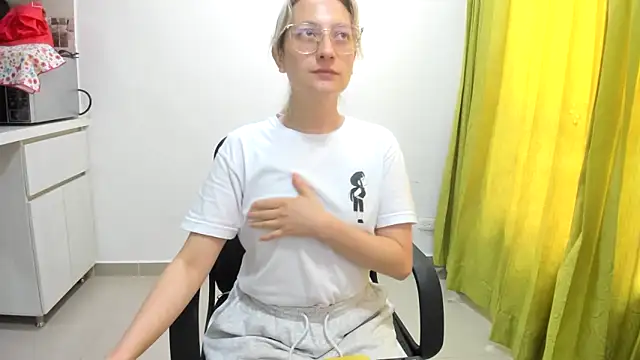 Snapshot of Adele_johnsonn1 chatting on March 18, 2:59 pm Adele johnsonn1 online show from March 18, 2:59 pm