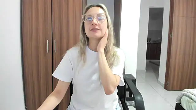 Snapshot of Adele_johnsonn1 chatting on September 10, 4:29 pm Adele johnsonn1 online show from September 10, 4:29 pm