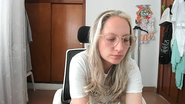 Snapshot of Adele_johnsonn1 chatting on November 6, 3:46 pm Adele johnsonn1 online show from November 6, 3:46 pm