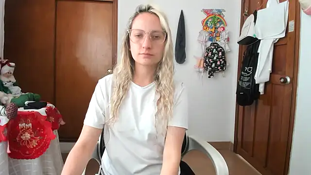 Snapshot of Adele_johnsonn1 chatting on December 4, 3:21 pm Adele johnsonn1 online show from December 4, 3:21 pm