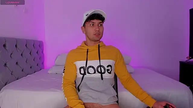 Snapshot of Valerio_James7 chatting on March 14, 1:05 am Valerio James7 online show from March 14, 1:05 am