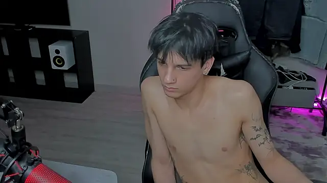 Snapshot of MarkBrowniii chatting on March 6, 12:10 am MarkBrowniii online show from March 6, 12:10 am