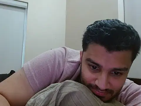 Snapshot of robintoit chatting on February 2, 3:27 am robintoit online show from February 2, 3:27 am