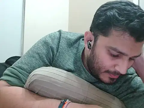 Snapshot of robintoit chatting on February 12, 3:51 pm robintoit online show from February 12, 3:51 pm