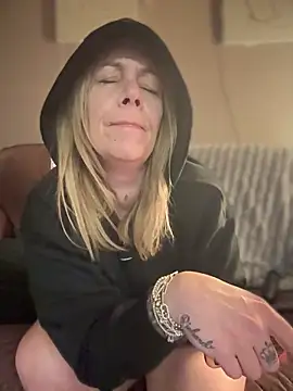 blondebitch2 online show from February 6, 3:59 am