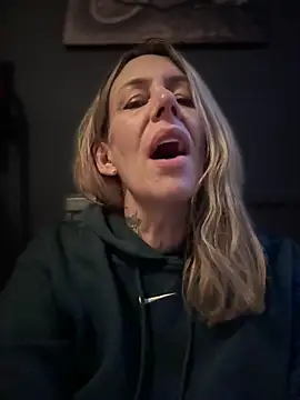 blondebitch2 online show from February 7, 7:18 am