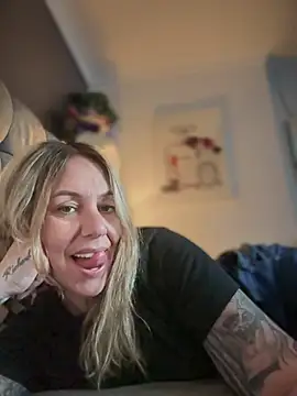 blondebitch2 online show from March 3, 5:18 pm