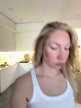 LuisaBecker online show from April 15, 3:57 am