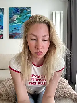 Snapshot of LuisaBecker chatting on May 5, 1:08 pm LuisaBecker online show from May 5, 1:08 pm