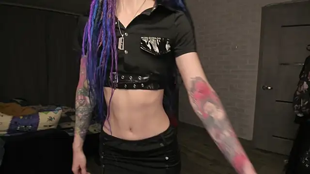 Snapshot of Roxy_Silver chatting on December 24, 7:33 pm Roxy Silver online show from December 24, 7:33 pm