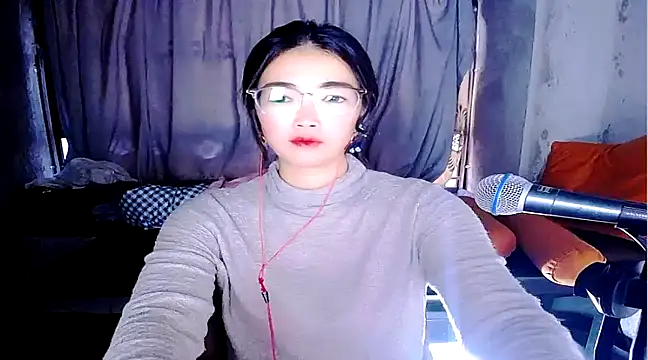 Snapshot of Floor_oo chatting on February 13, 10:23 am Floor oo online show from February 13, 10:23 am