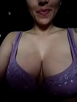 Snapshot of tiffani__love chatting on February 21, 9:32 am tiffani love online show from February 21, 9:32 am