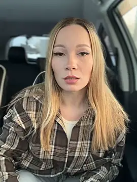 Snapshot of LavenderHot chatting on November 16, 2:28 am LavenderHot online show from November 16, 2:28 am