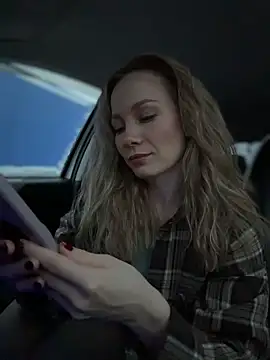 Snapshot of LavenderHot chatting on December 14, 2:28 am LavenderHot online show from December 14, 2:28 am