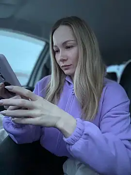 Snapshot of LavenderHot chatting on December 22, 2:52 am LavenderHot online show from December 22, 2:52 am