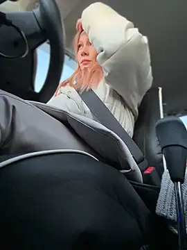 Snapshot of LavenderHot chatting on February 22, 1:51 am LavenderHot online show from February 22, 1:51 am