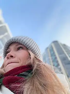 Snapshot of LavenderHot chatting on February 27, 2:11 am LavenderHot online show from February 27, 2:11 am