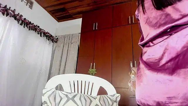 Snapshot of loreth_J chatting on December 21, 8:54 pm loreth J online show from December 21, 8:54 pm