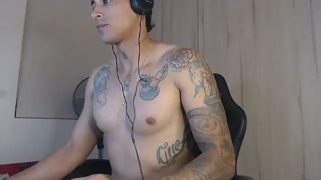 Snapshot of felipelopezz23 chatting on July 14, 10:32 am felipelopezz23 online show from July 14, 10:32 am