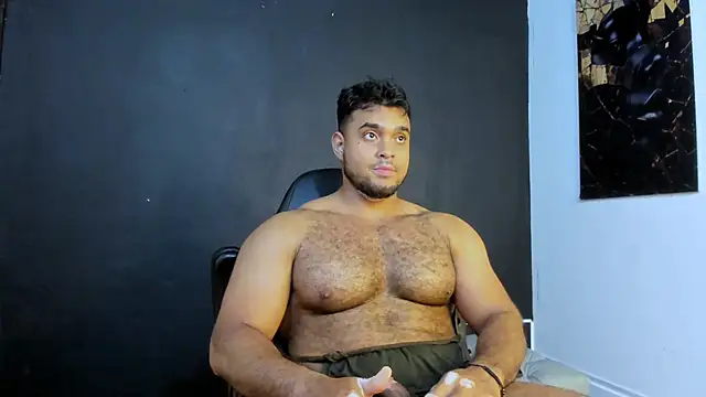 Snapshot of Big_furry_bear13 chatting on May 5, 7:11 pm Big furry bear13 online show from May 5, 7:11 pm