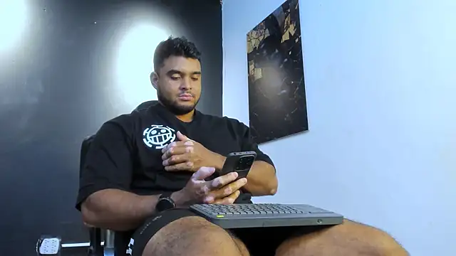 Snapshot of Big_furry_bear13 chatting on May 6, 10:04 pm Big furry bear13 online show from May 6, 10:04 pm