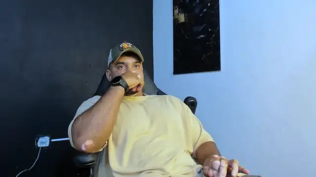 Snapshot of Big_furry_bear13 chatting on May 9, 9:58 am Big furry bear13 online show from May 9, 9:58 am