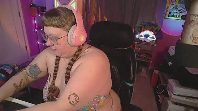 Snapshot of FatVeronica chatting on February 2, 2:05 pm FatVeronica online show from February 2, 2:05 pm