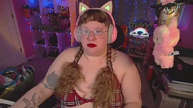 Snapshot of FatVeronica chatting on February 7, 2:10 pm FatVeronica online show from February 7, 2:10 pm