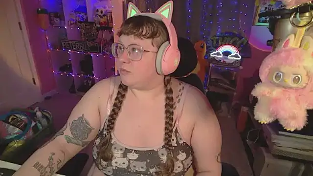 Snapshot of FatVeronica chatting on February 8, 2:09 pm FatVeronica online show from February 8, 2:09 pm