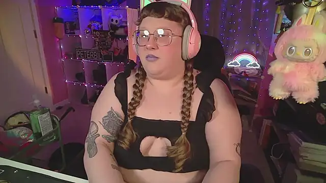 Snapshot of FatVeronica chatting on February 21, 10:44 pm FatVeronica online show from February 21, 10:44 pm