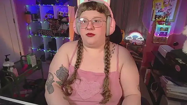Snapshot of FatVeronica chatting on February 26, 1:37 am FatVeronica online show from February 26, 1:37 am