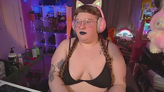 Snapshot of FatVeronica chatting on February 27, 1:38 am FatVeronica online show from February 27, 1:38 am