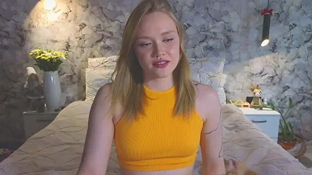 Snapshot of Aurora_Golden1 chatting on June 13, 12:03 pm Aurora Golden1 online show from June 13, 12:03 pm