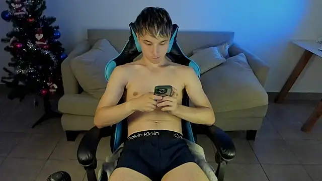 Snapshot of marcusmit chatting on December 19, 6:23 pm marcusmit online show from December 19, 6:23 pm