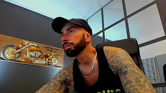 Snapshot of AronGrant chatting on December 16, 10:31 am AronGrant online show from December 16, 10:31 am